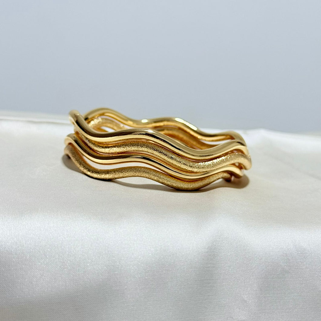 Sets - 4 gold plated Zigzag bangles